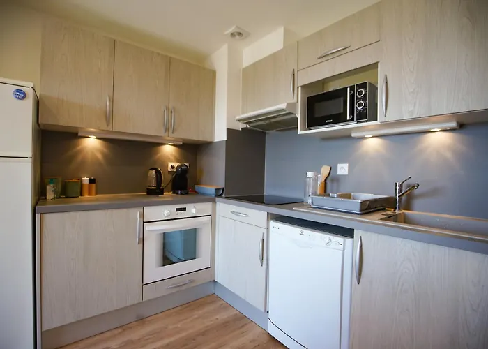 Les Marmottes-centre-ville-terrasse & Bois- T2-premium-parking Couvert-netflix-6 Pers Apartamento